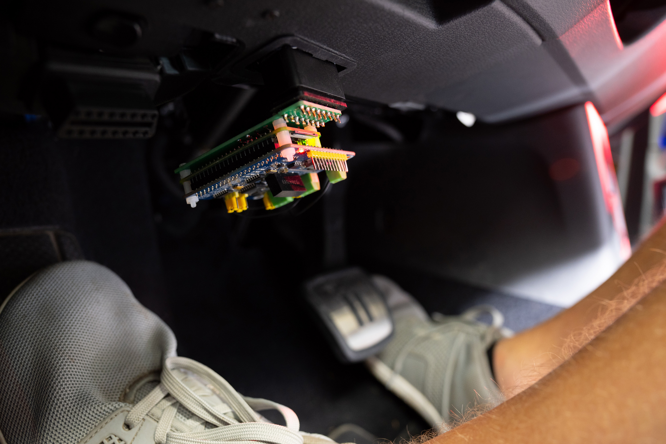 Der Raspberry Pi mit einem Adapter im Analysesteckplatz im Fußraum des Autos.