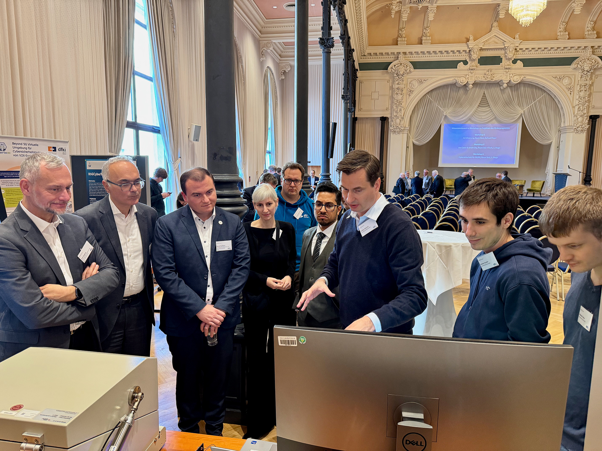 Professor Valentin mit einer Gruppe von Workshop-Teilnehmenden