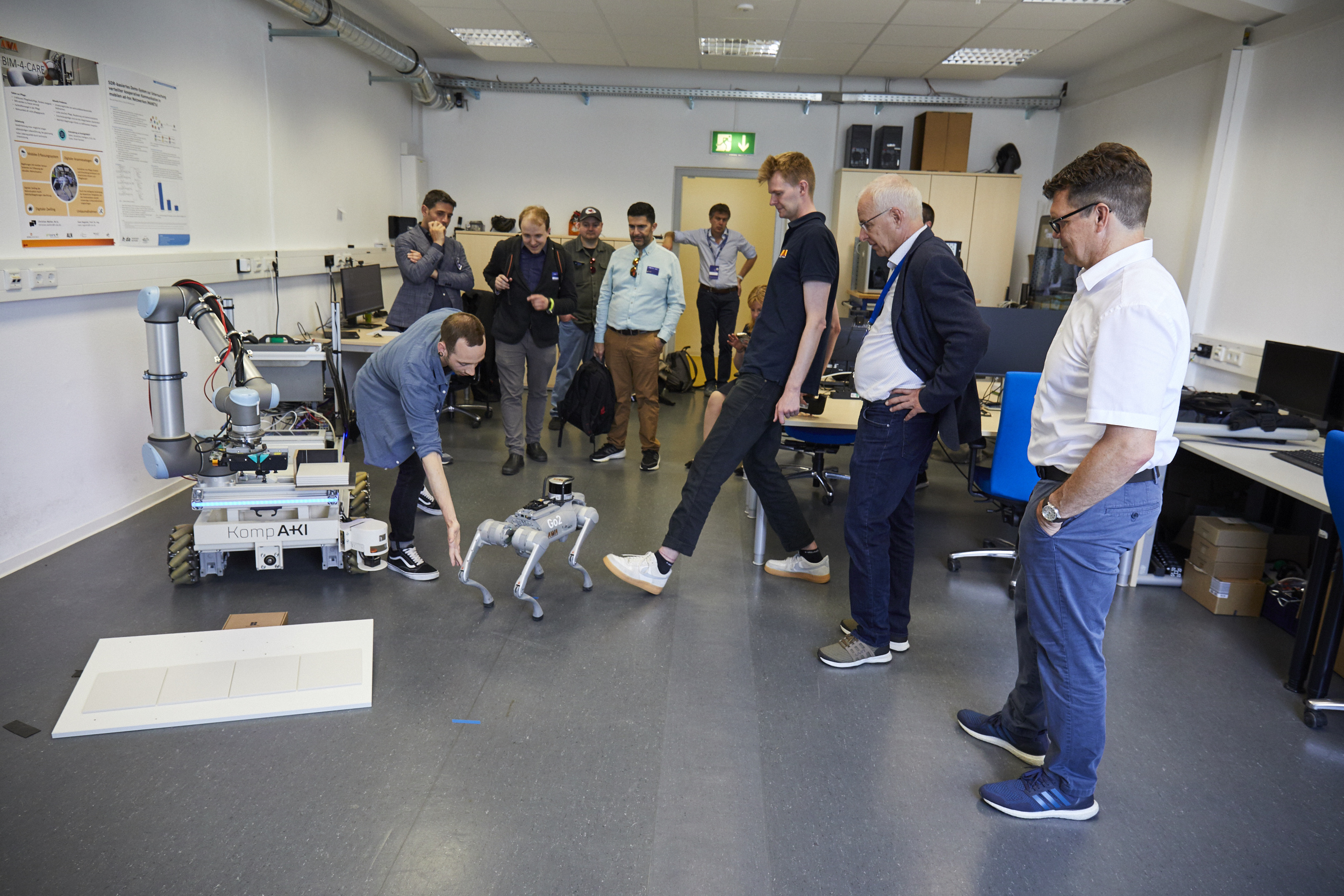 Robohund im Labor umringt von Personen