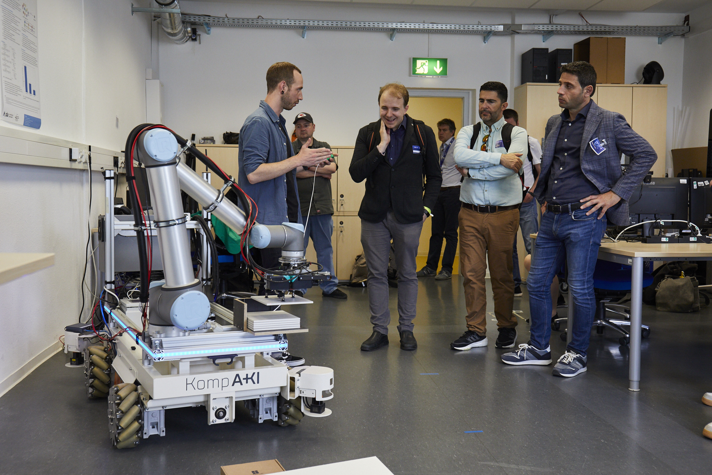 Fliesenlegeroboter bei der Vorführung im Labor