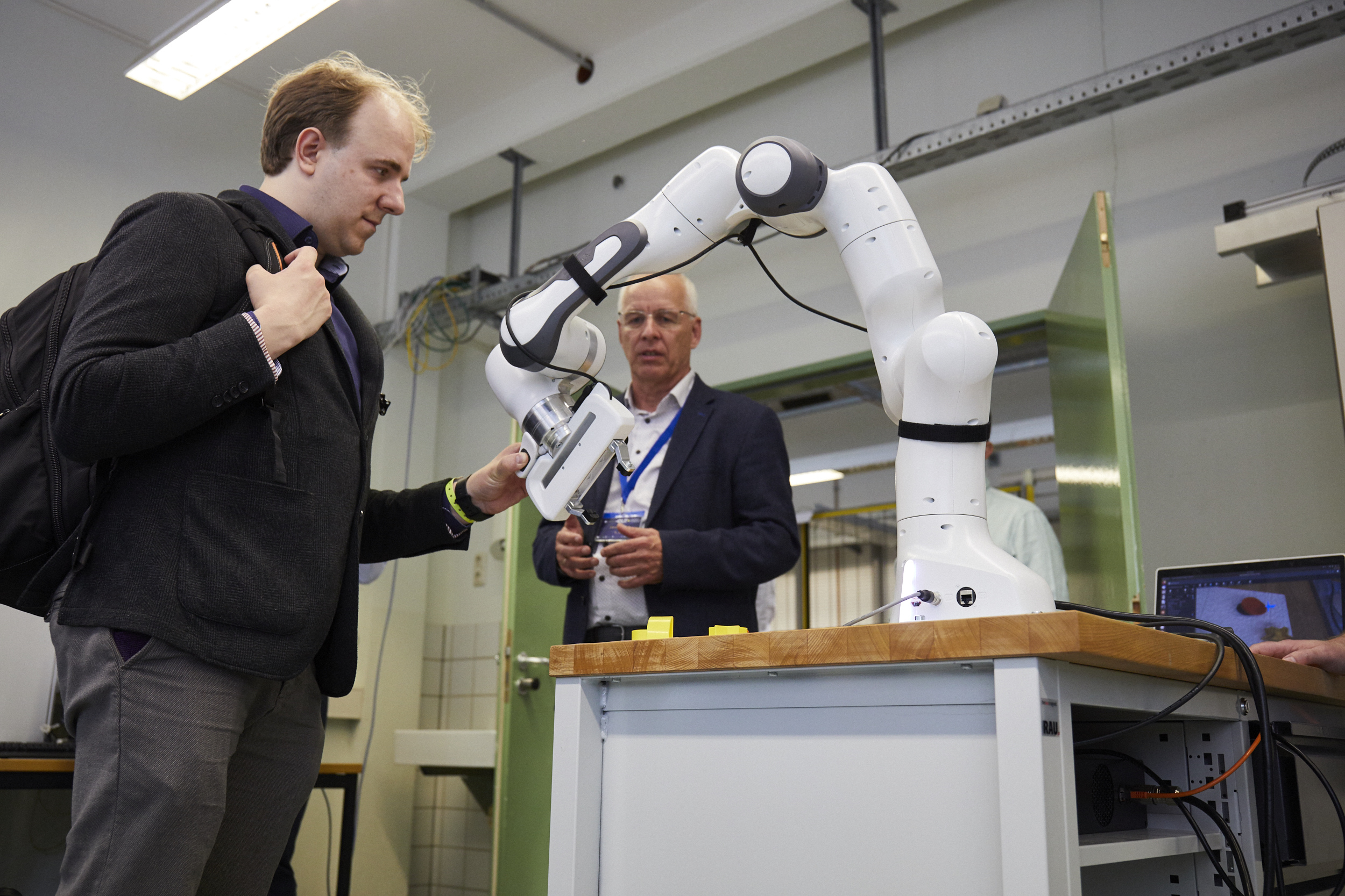 Gast testet den Greifarm des Panda-Robos