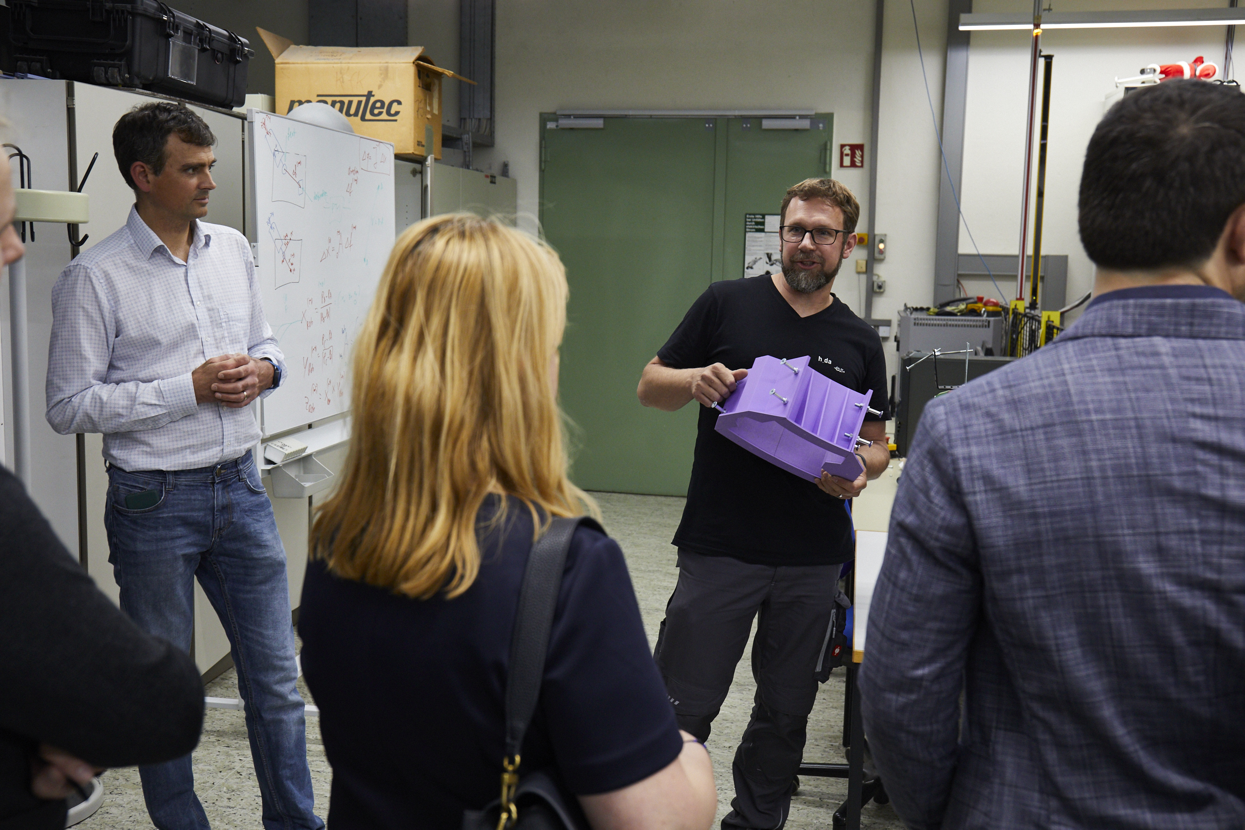 Forscher im Labor mit lila Plastikform in der Hand