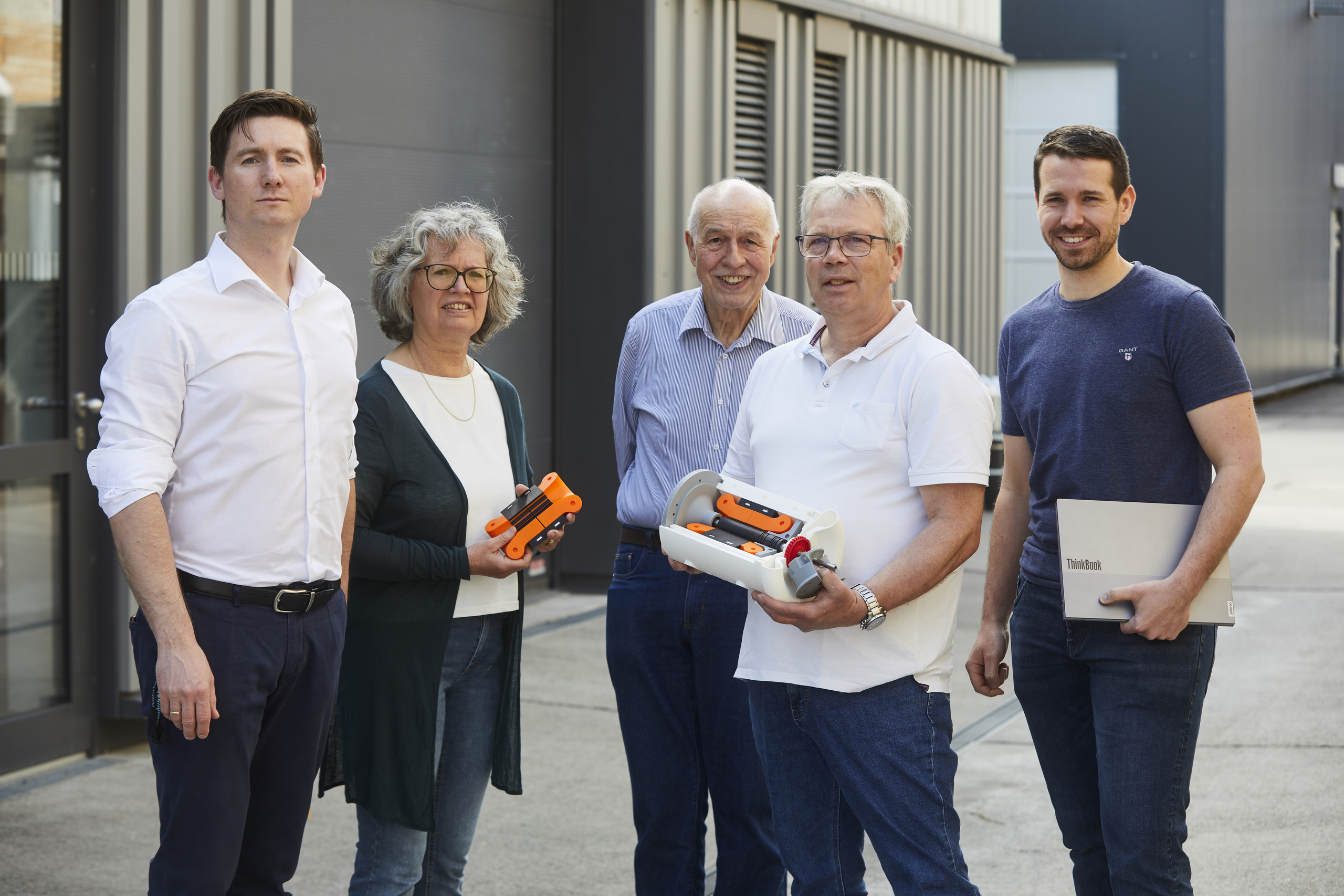 Teamfoto vor dem Gebäude des Fachbereichs MK