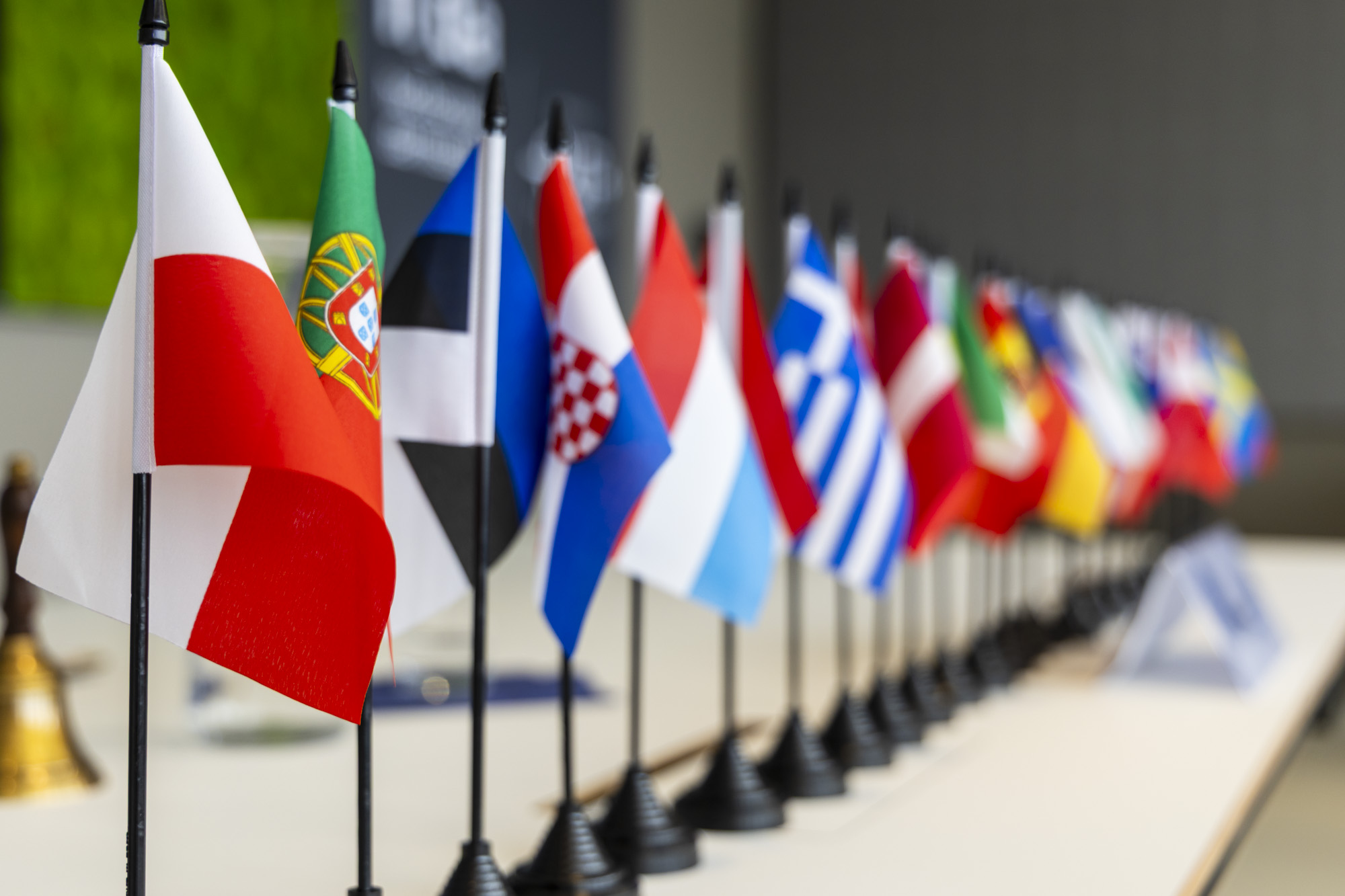 Reihe mit Tischfähnchen aller EU-Länder