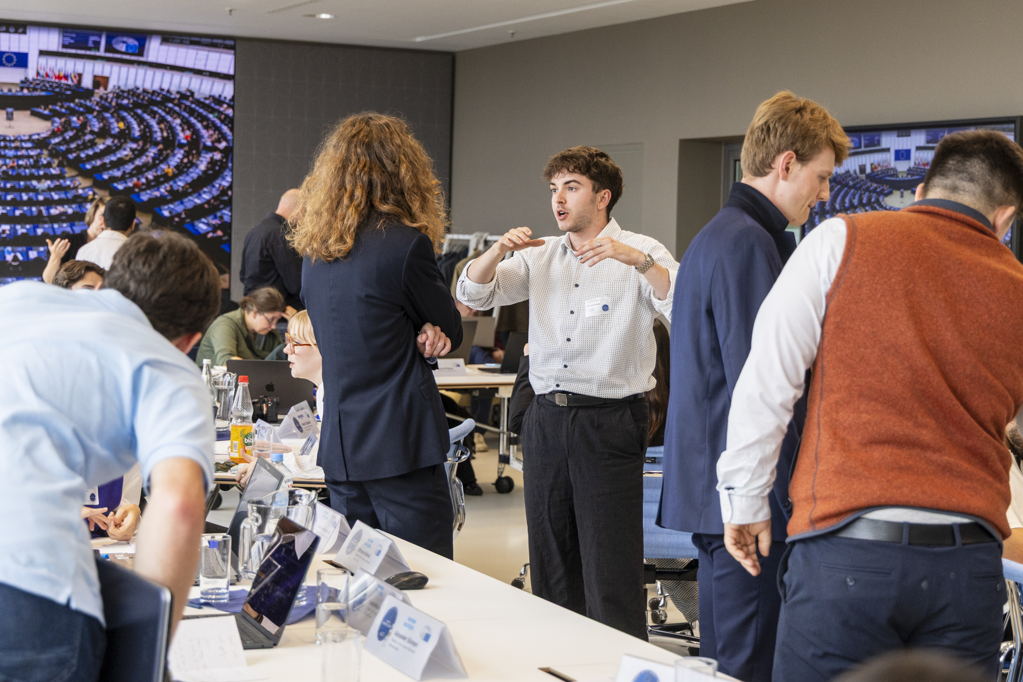 Gruppe von Studierenden in ein Gespräch vertift