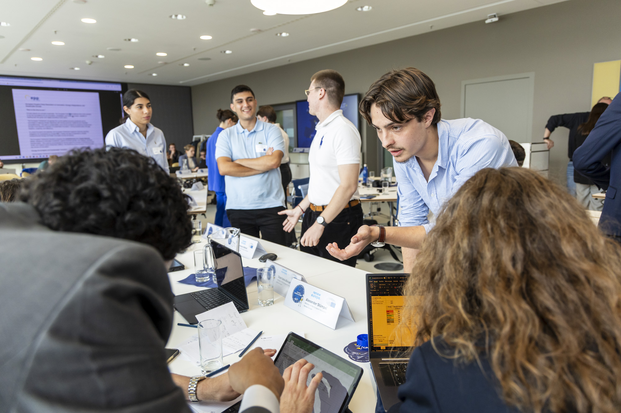 Gruppe von Studierenden diskutiert