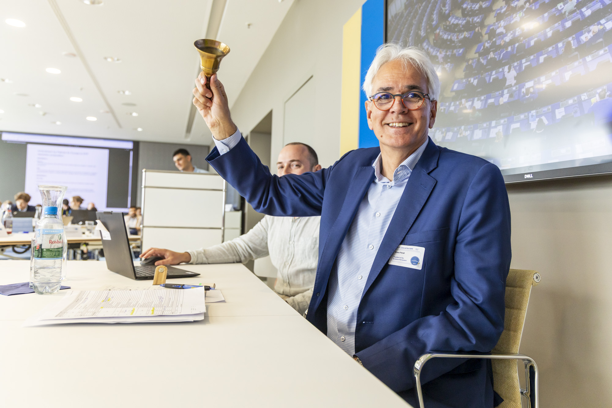 Parlamentspräsident schwingt die Tischglocke