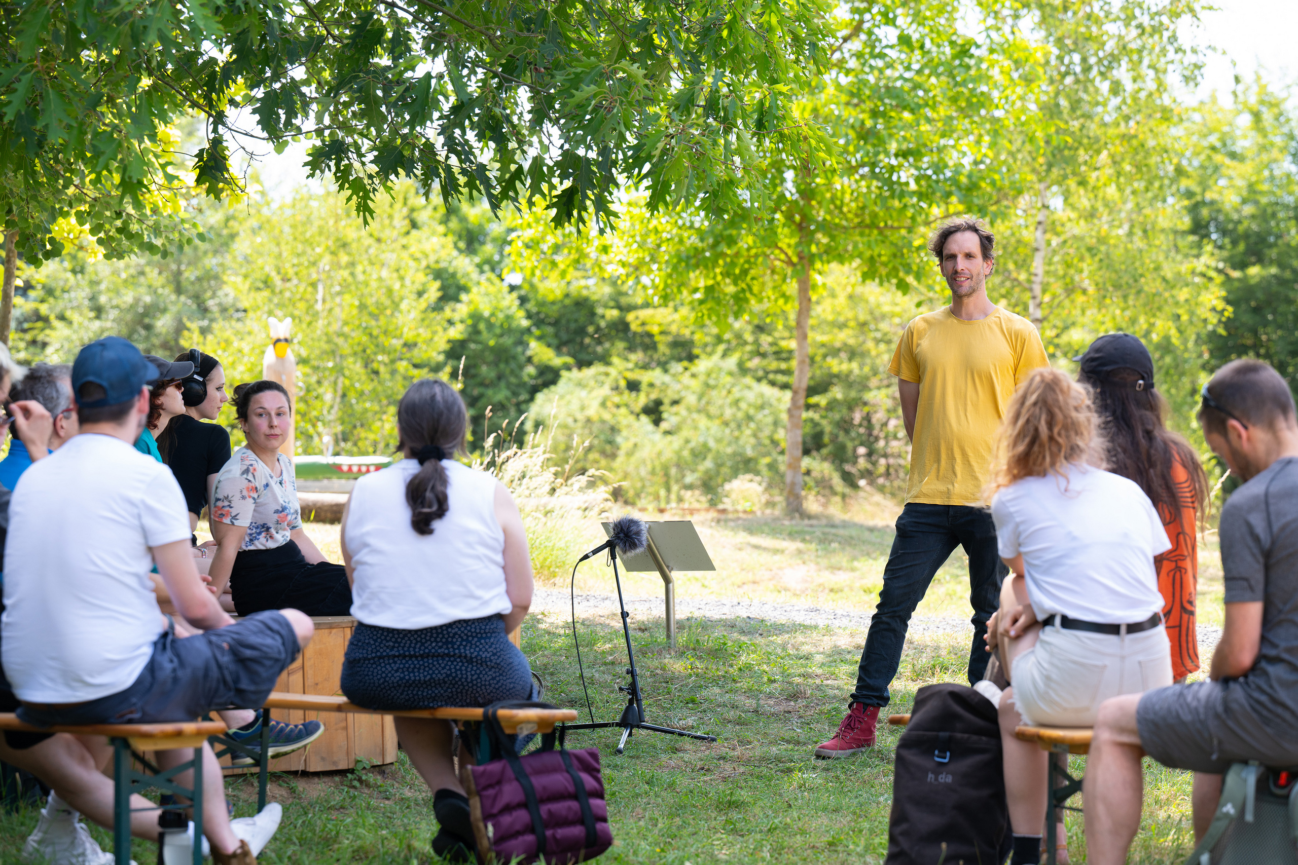 Studierende und Besucher haben sich am Rande der Grube versammelt