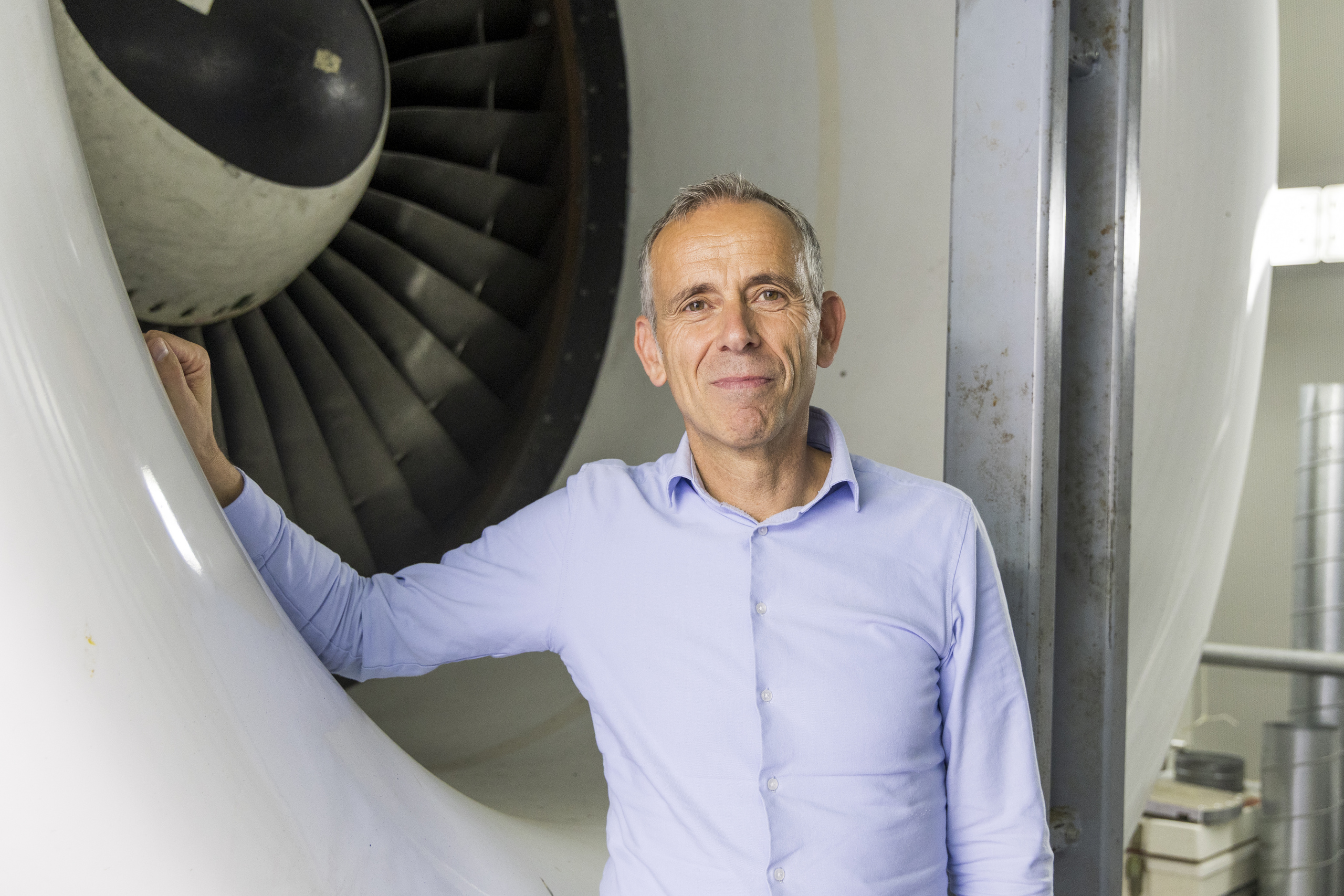 Professor Ruß in der Turbinenhalle vor der Turbine