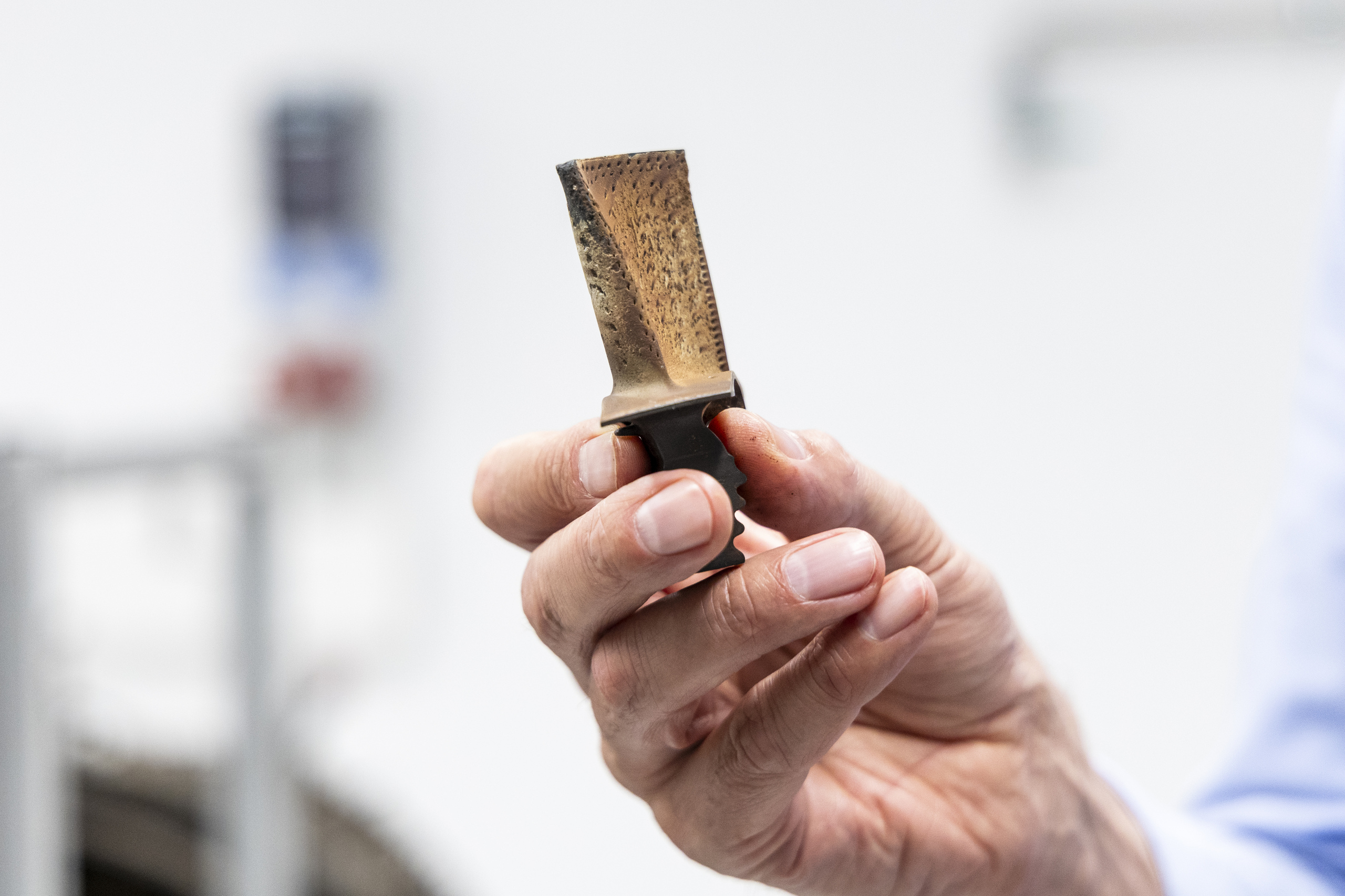 Hand, die eine einzelne Schaufel aus dem Schaufelkranz hochhält. 