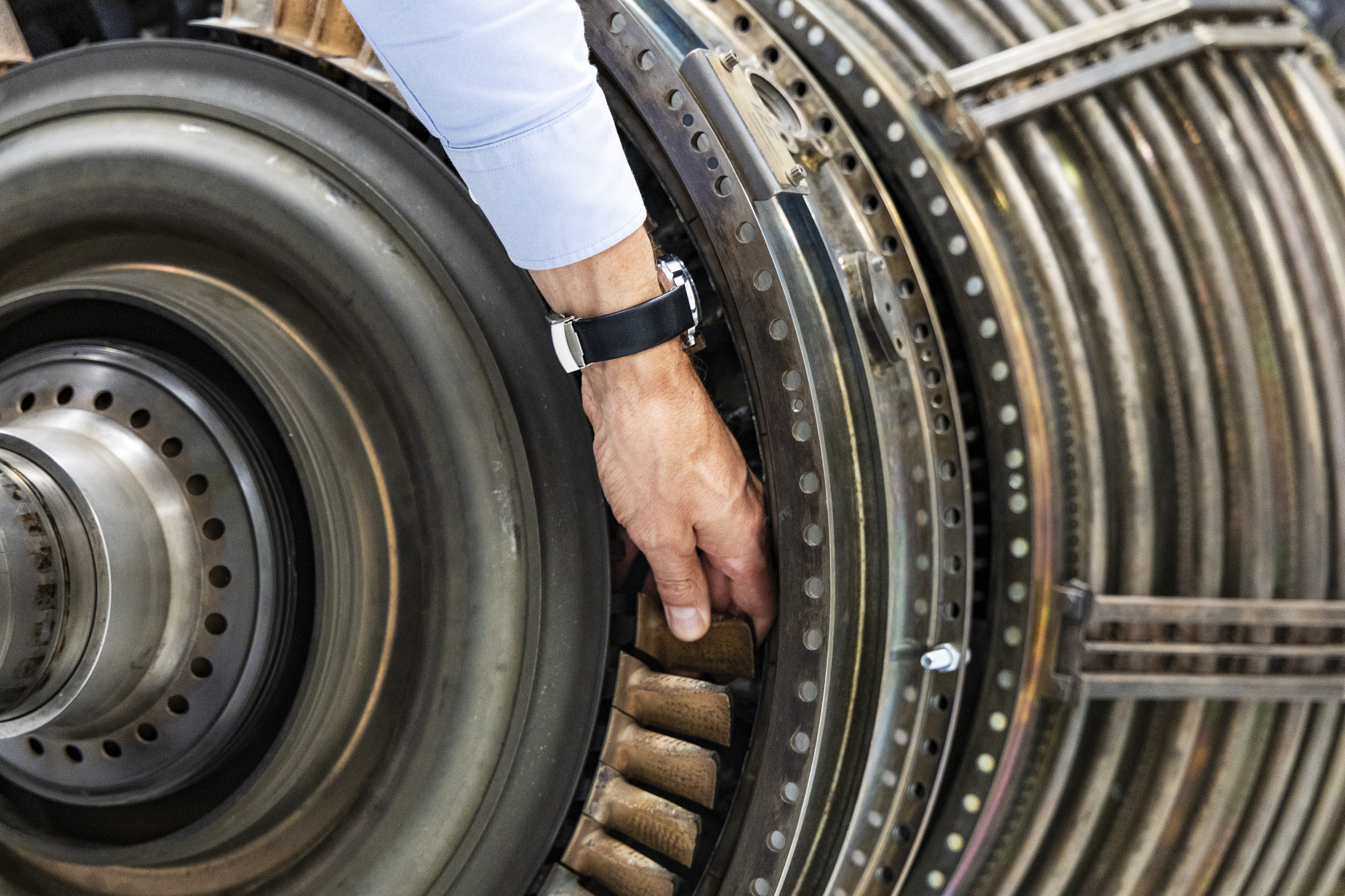 Nahaufnahme Turbine mit einer Hand, die in den Strahlenkranz hineingreift