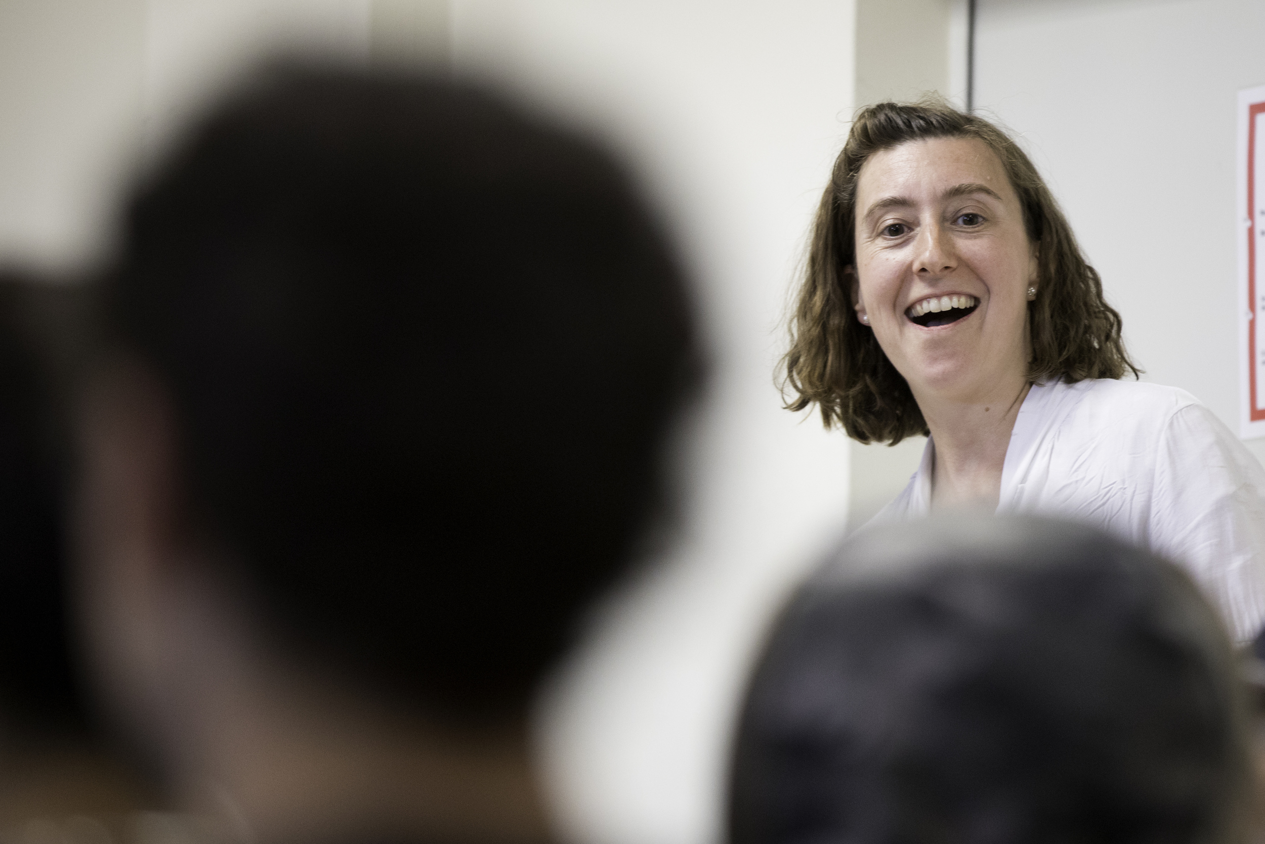 Professorin Hubrich steht breit lächelnd vor einer Gruppe von Kindern