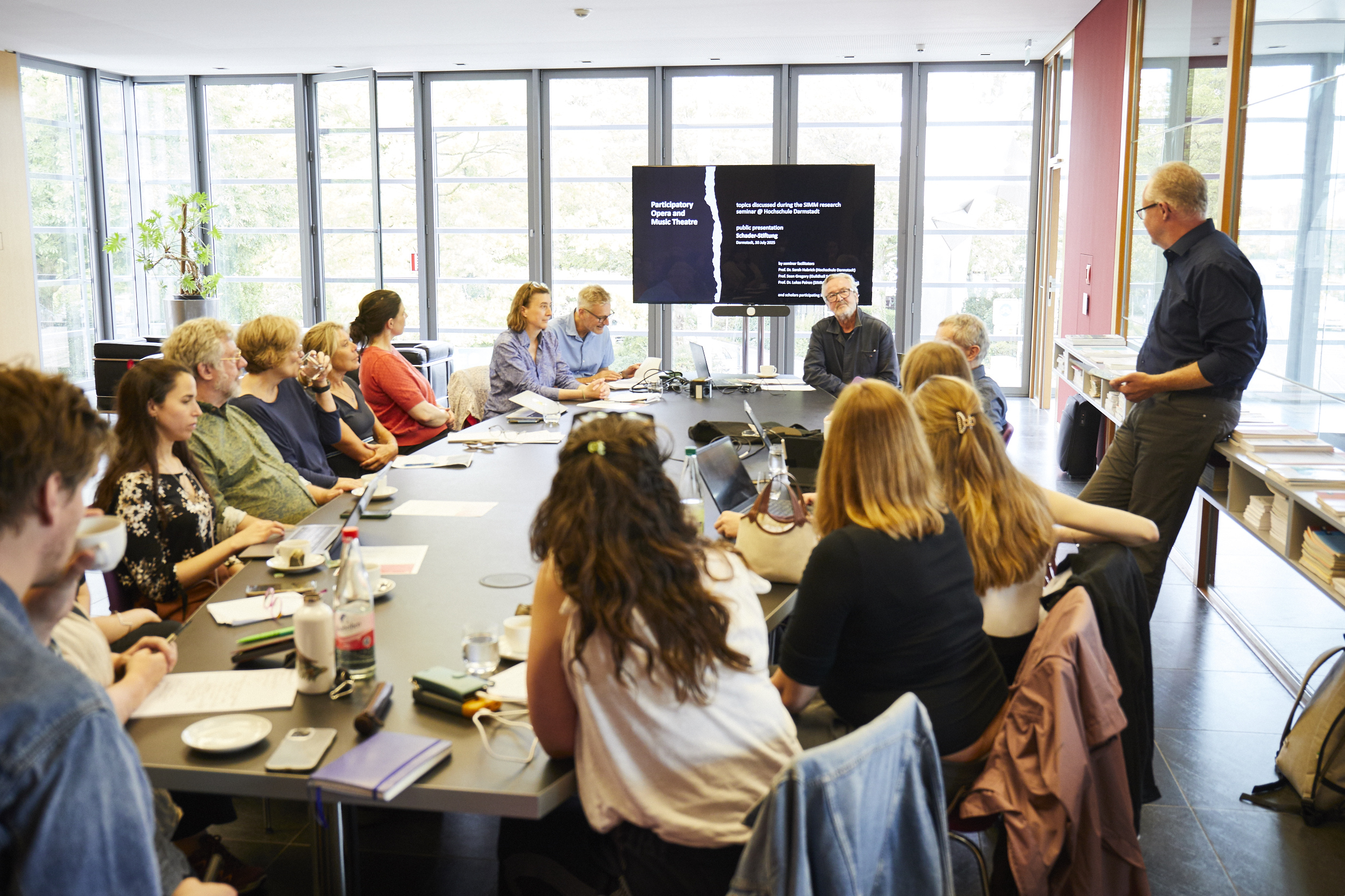 Die "SIMM"-Gruppe diskutiert in einem Konferenzraum