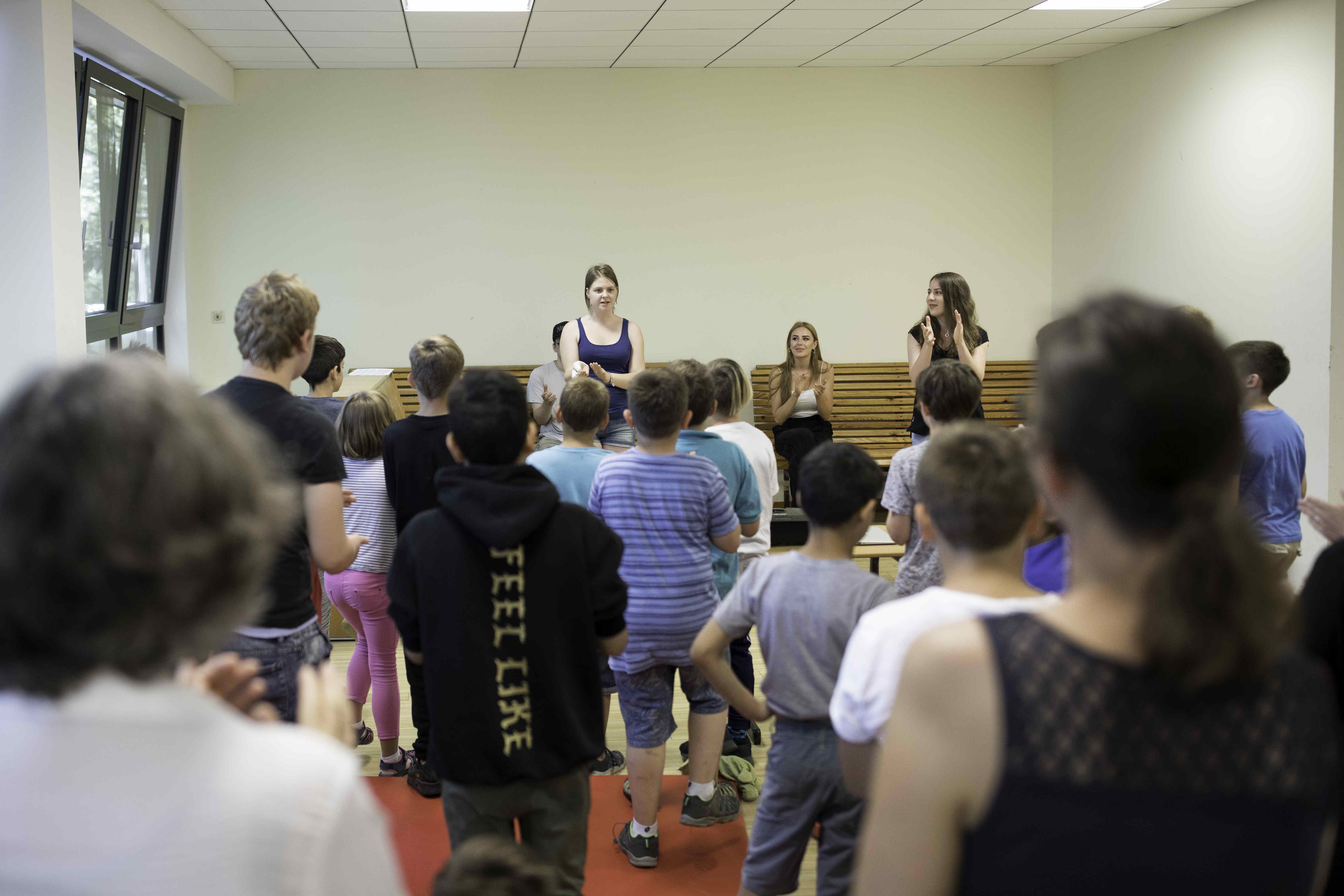 Große Kindergruppe beim Klatschen und Tanzen