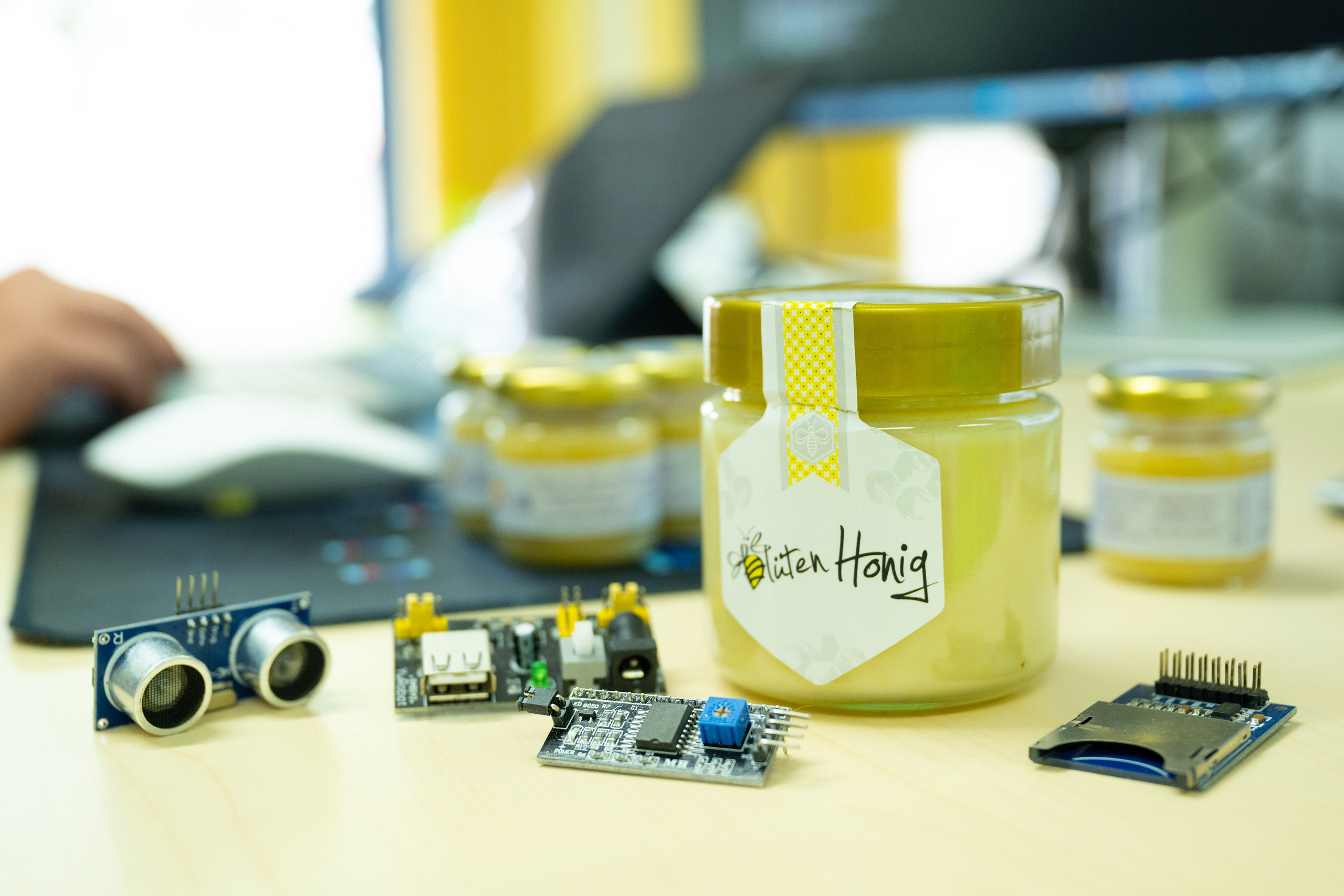 Honigglas auf Prof. Zinns Schreibtisch inmitten von technischem Gerät