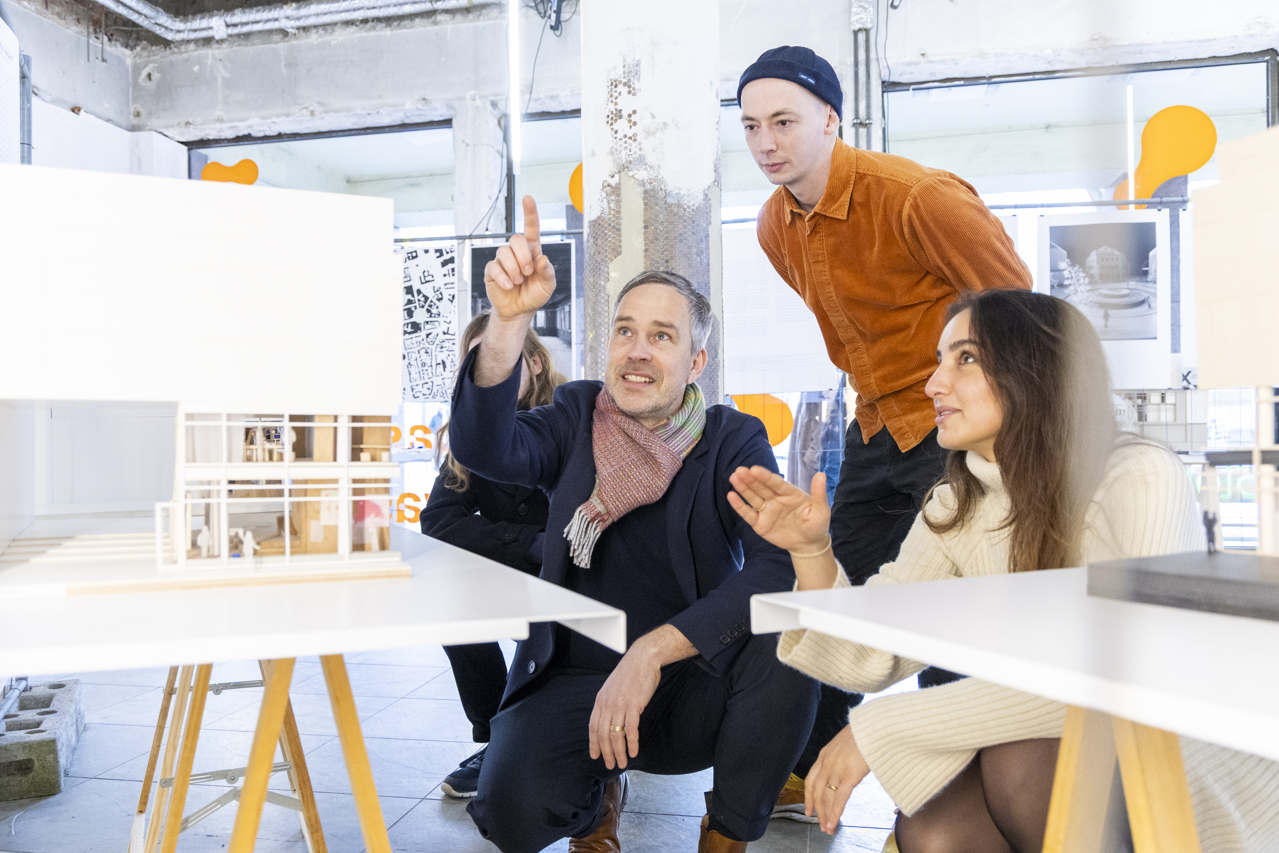 Studierende und Professor Zeimer diskutieren ein Exponat in der Ausstellung