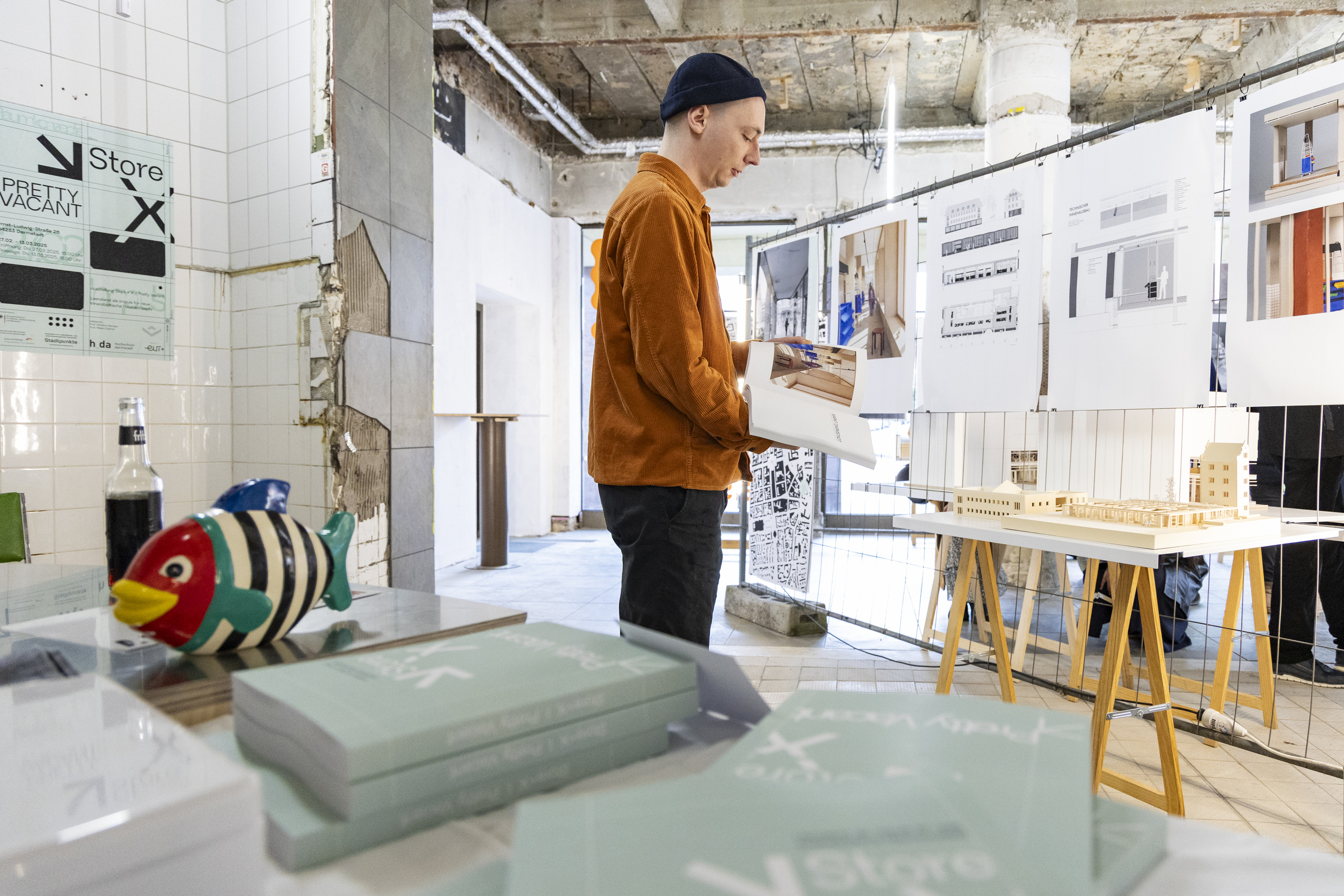 Mann, der im Ausstellungskatalog blättert