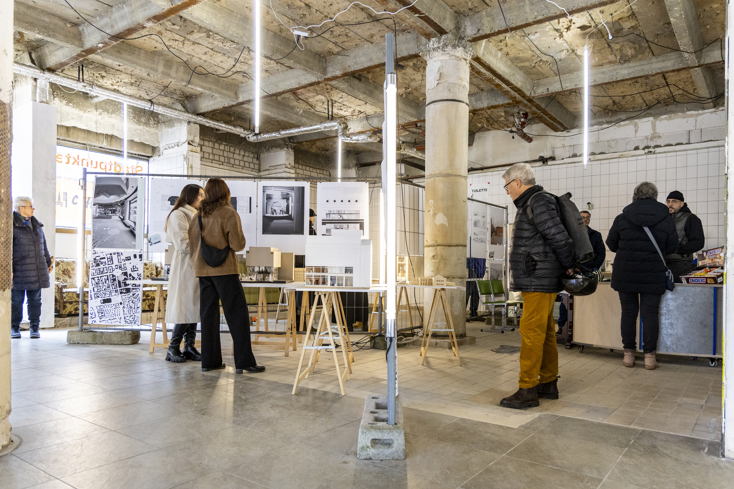 Erste Besucher betrachten die Exponate